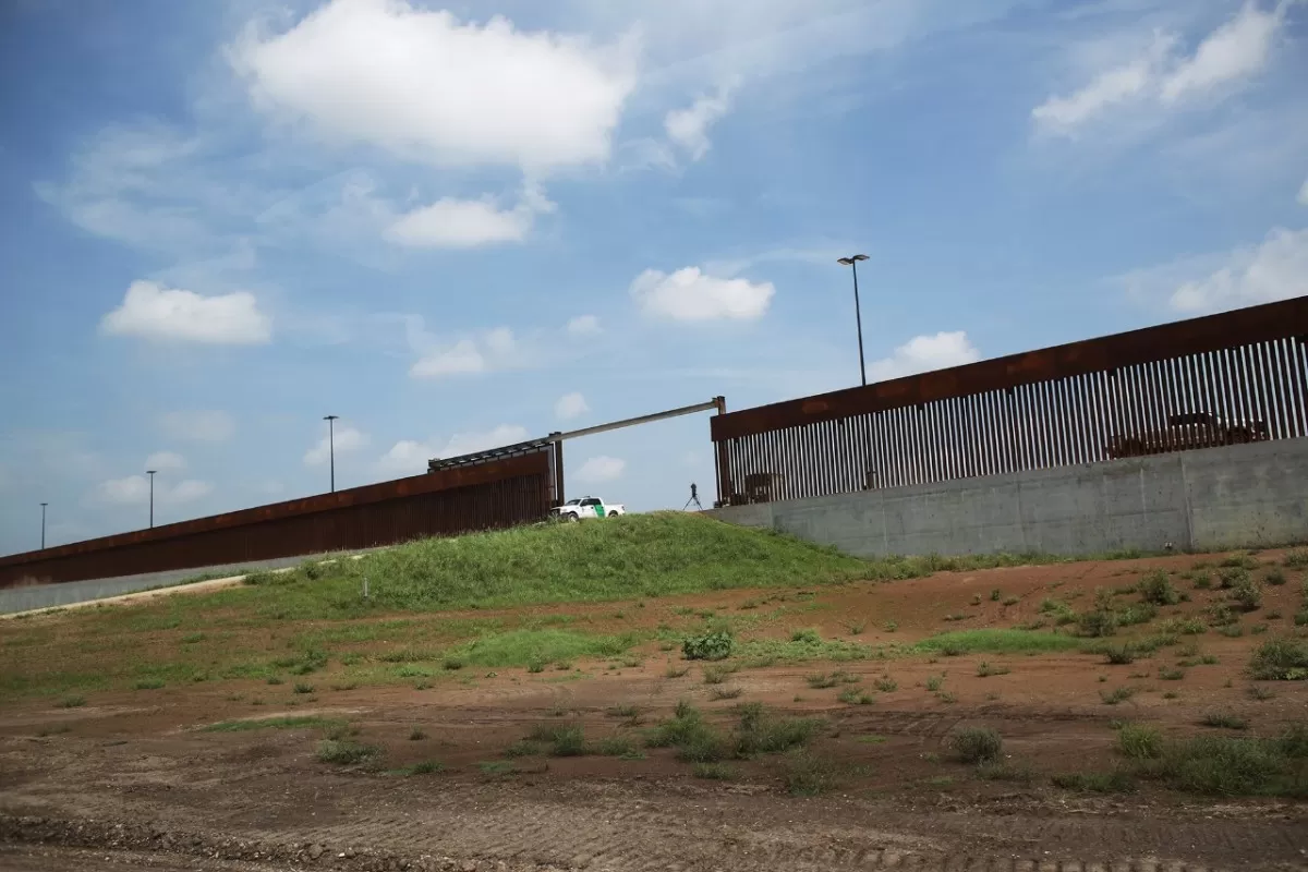 El puente Hidalgo y el muro, dos obstáculos más para los migrantes si quieren pasar a EEUU