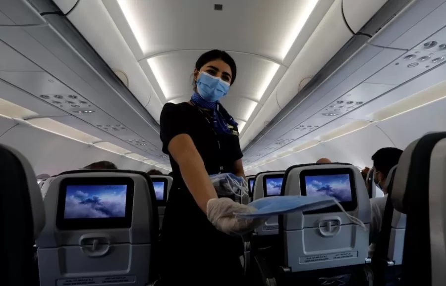 Empleados de United Airlines deberán vacunarse antes de octubre o serán despedidos