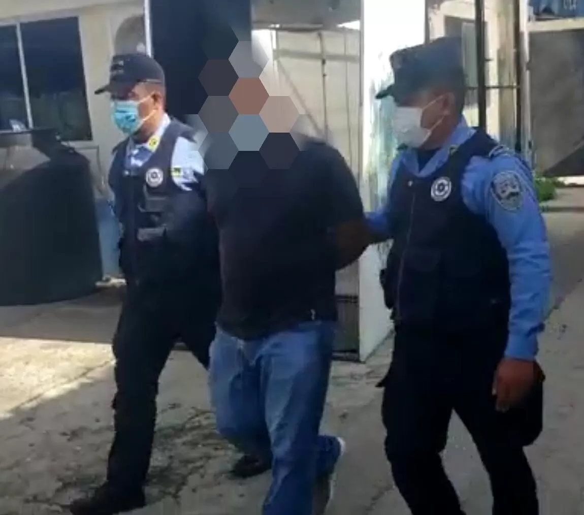 Arrestan a taxista por despojar de sus pertenencias y agredir sexualmente a una mujer