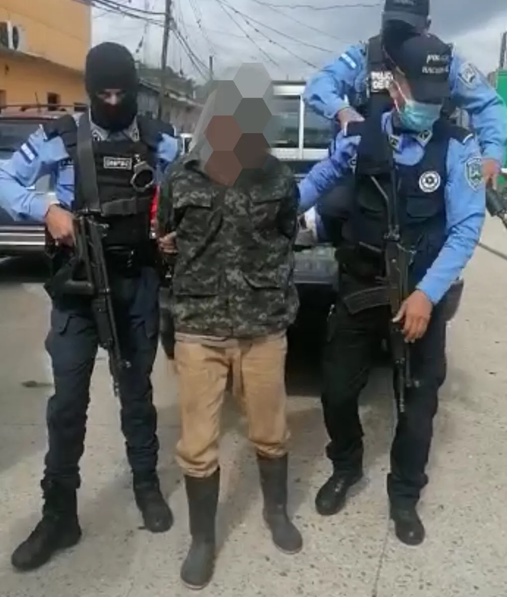 Detenido de manera flagrante sujeto en posesión de droga y uniforme de uso militar