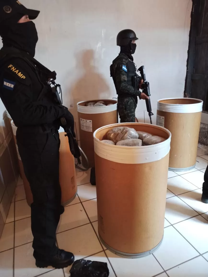 FNAMP realiza decomiso de cinco barriles con supuesta droga en Francisco Morazán