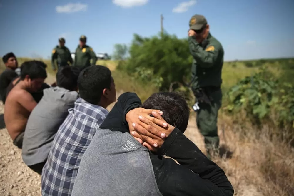 Gobernador de Texas busca impedir “infestación” de migrantes
