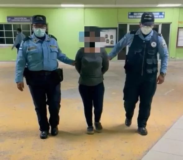 Presunta estafadora arrestada por agentes policiales en Copán