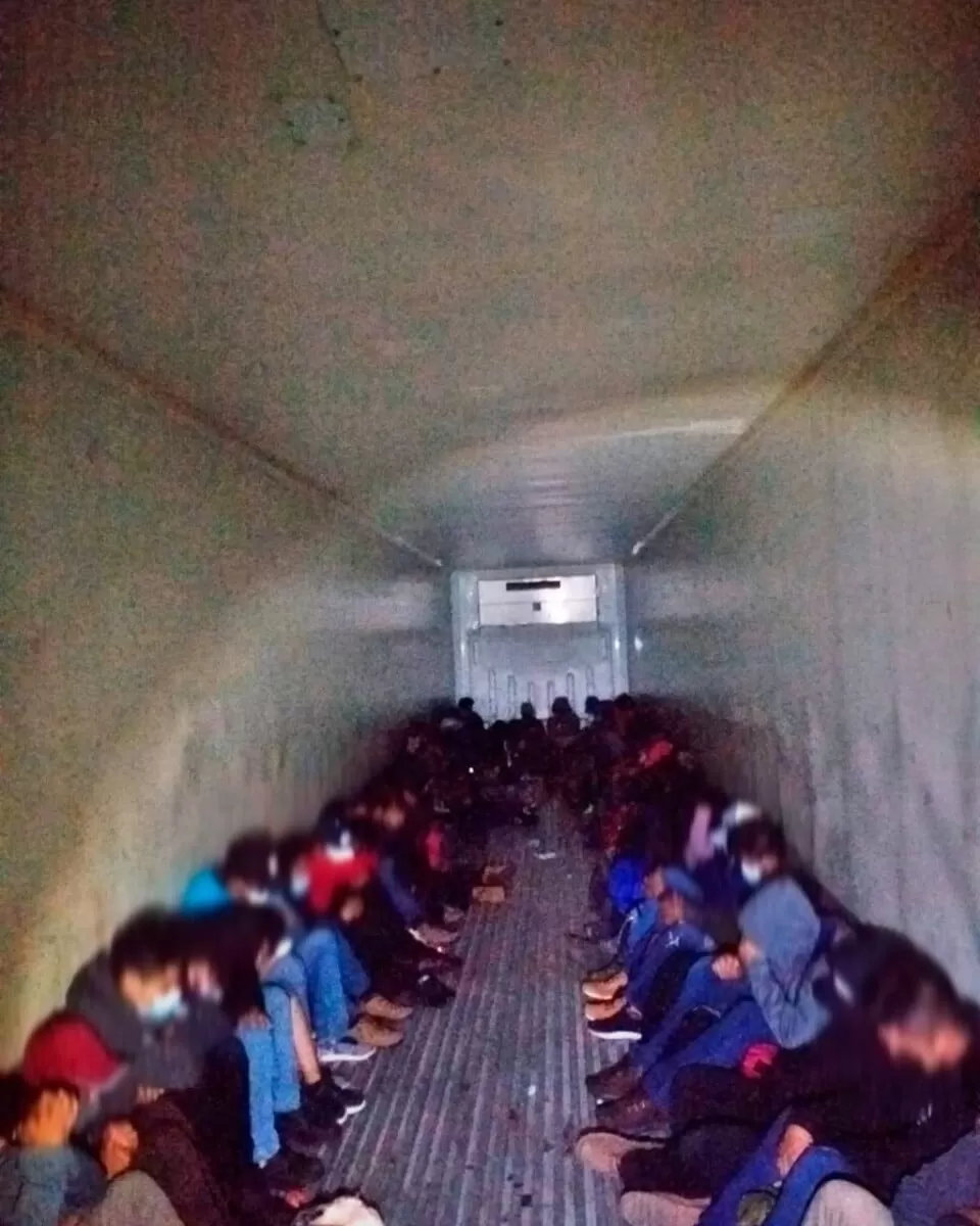 Rescatan un tráiler de 61 migrantes trasladados de manera ilegal en México