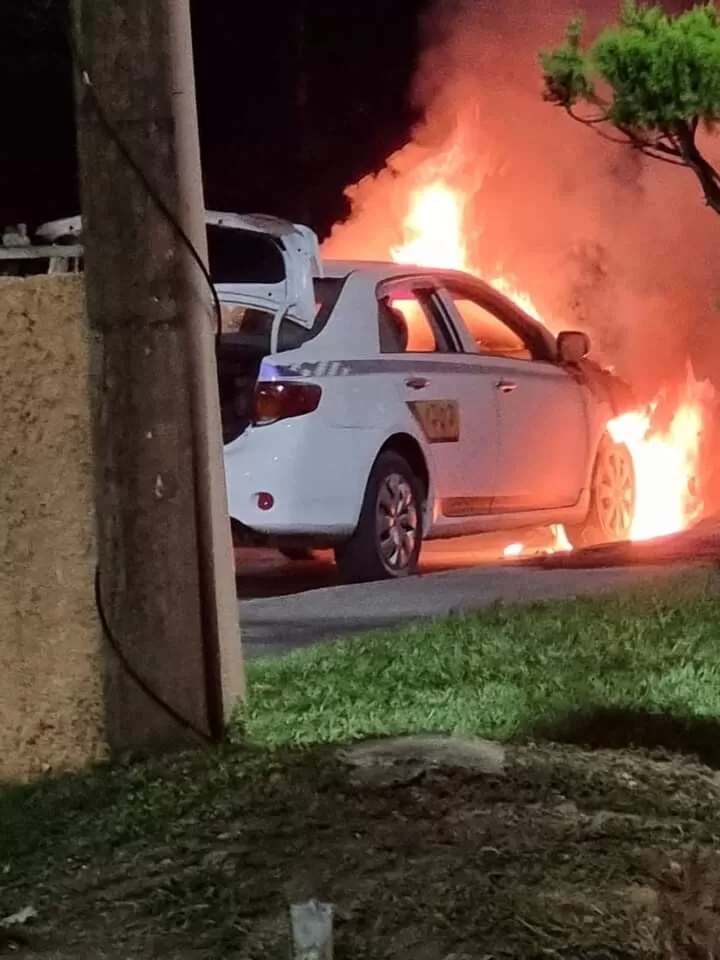 Taxi con registro 1303 se consumió en llamas por la Plaza Premier de la ciudad de La Ceiba