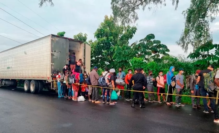 126 migrantes abandonados en contenedor son rescatados por policía de Guatemala