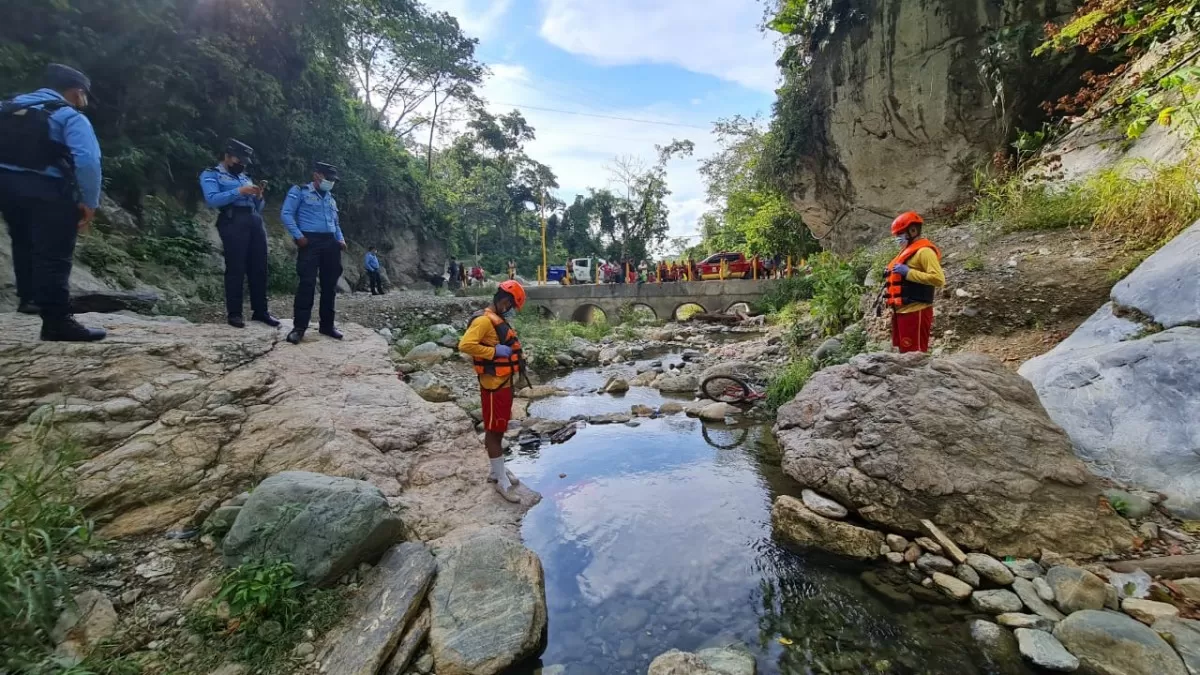 Bomberos de El Progreso realizan recuperación de cadáver en el Rio Pelo, Sector El salto