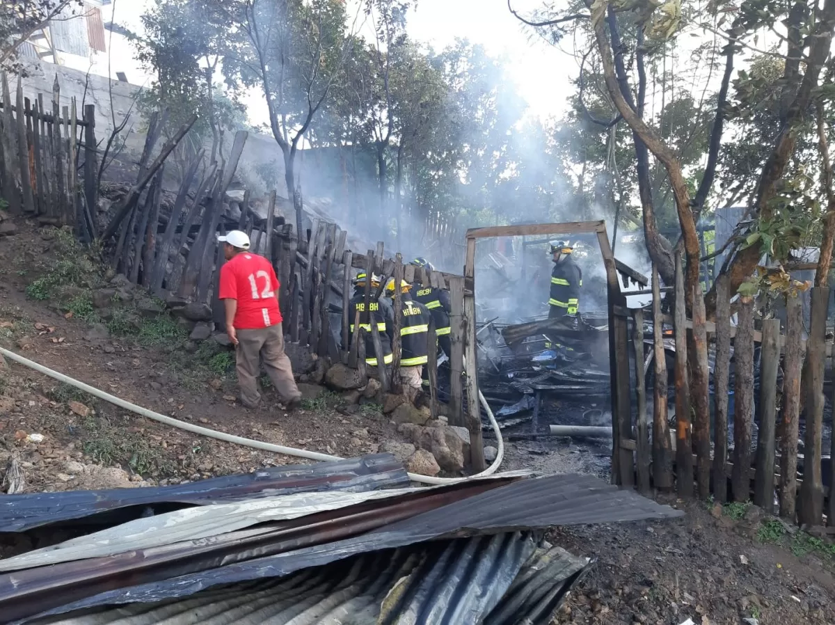 Bomberos de Tegucigalpa atienden incendio estructural en la Colonia Generación 200