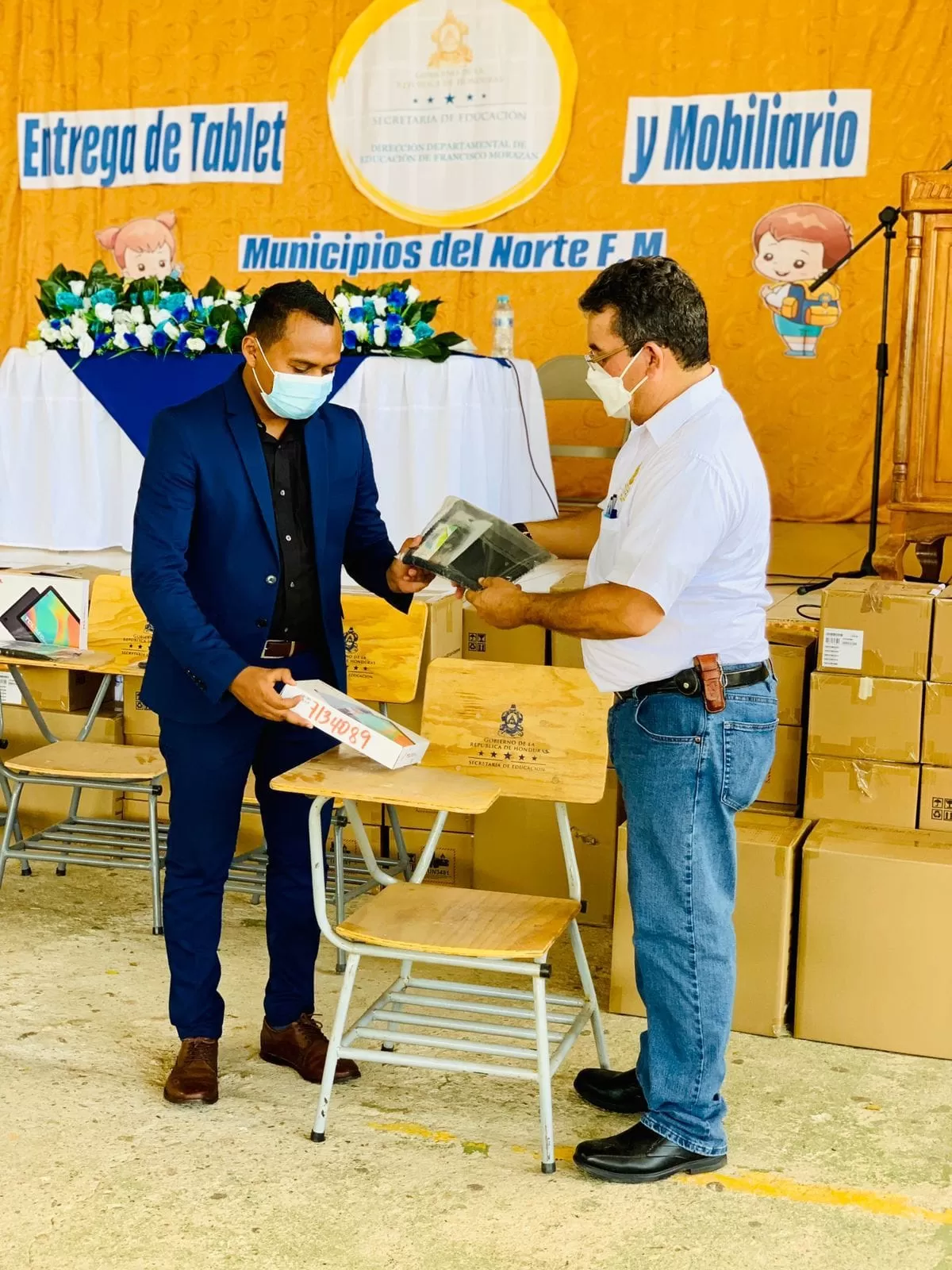 Gobierno distribuye Tablets y mobiliario escolar en centros educativos de siete municipios del norte de Francisco Morazán