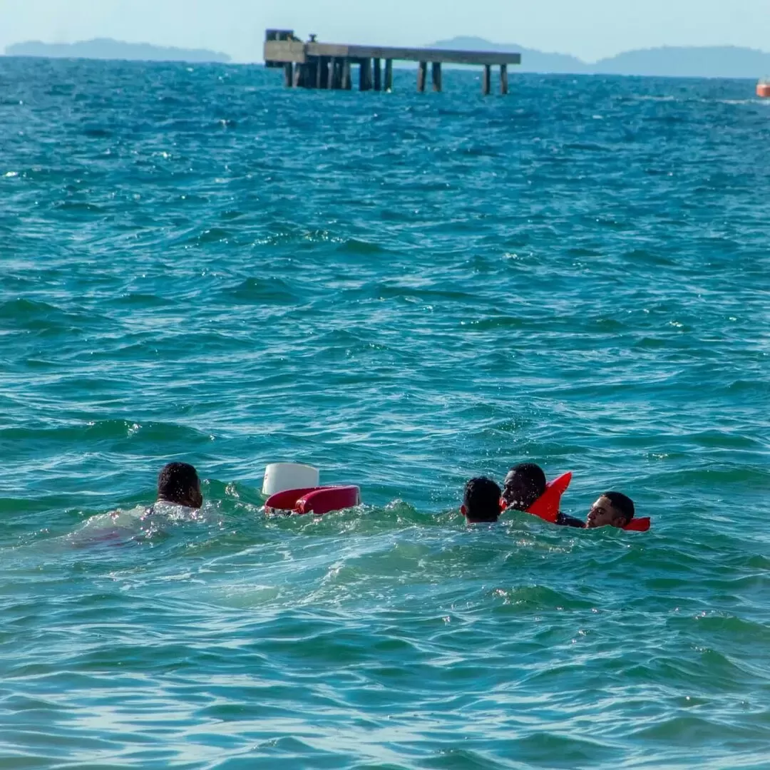 Joven veraneante es rescatado en playa de Tela