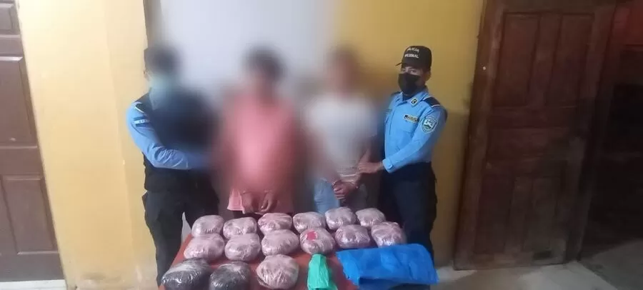 Llevaban más de 30 libras de presunta marihuana en un saco y fueron detenidos en Yoro