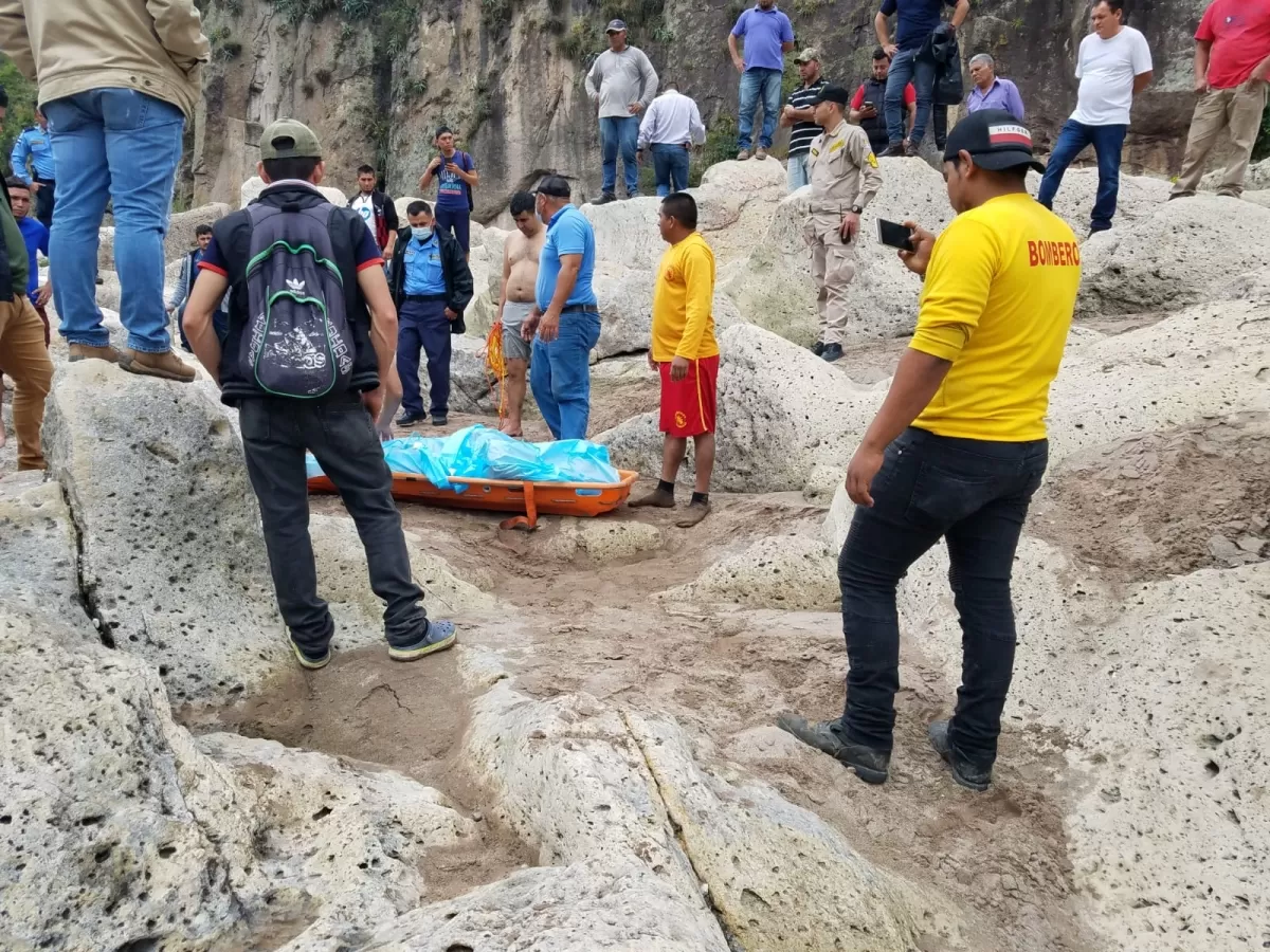 Bomberos en Santa Rosa de Copan recuperan cadáver en Río Higuito
