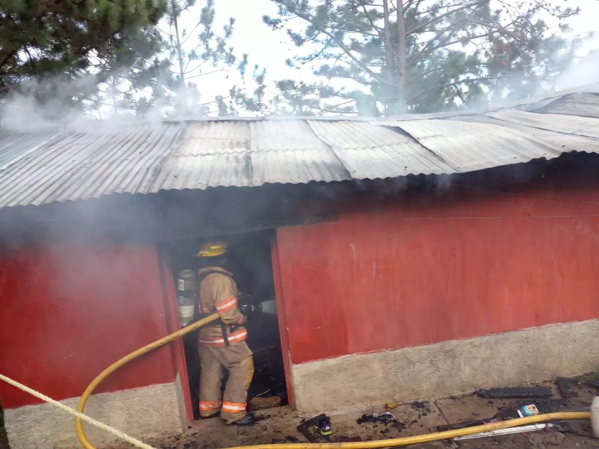 Cuerpo de Bomberos La Esperanza, Intibucá atiende incendio estructural de pequeñas proporciones