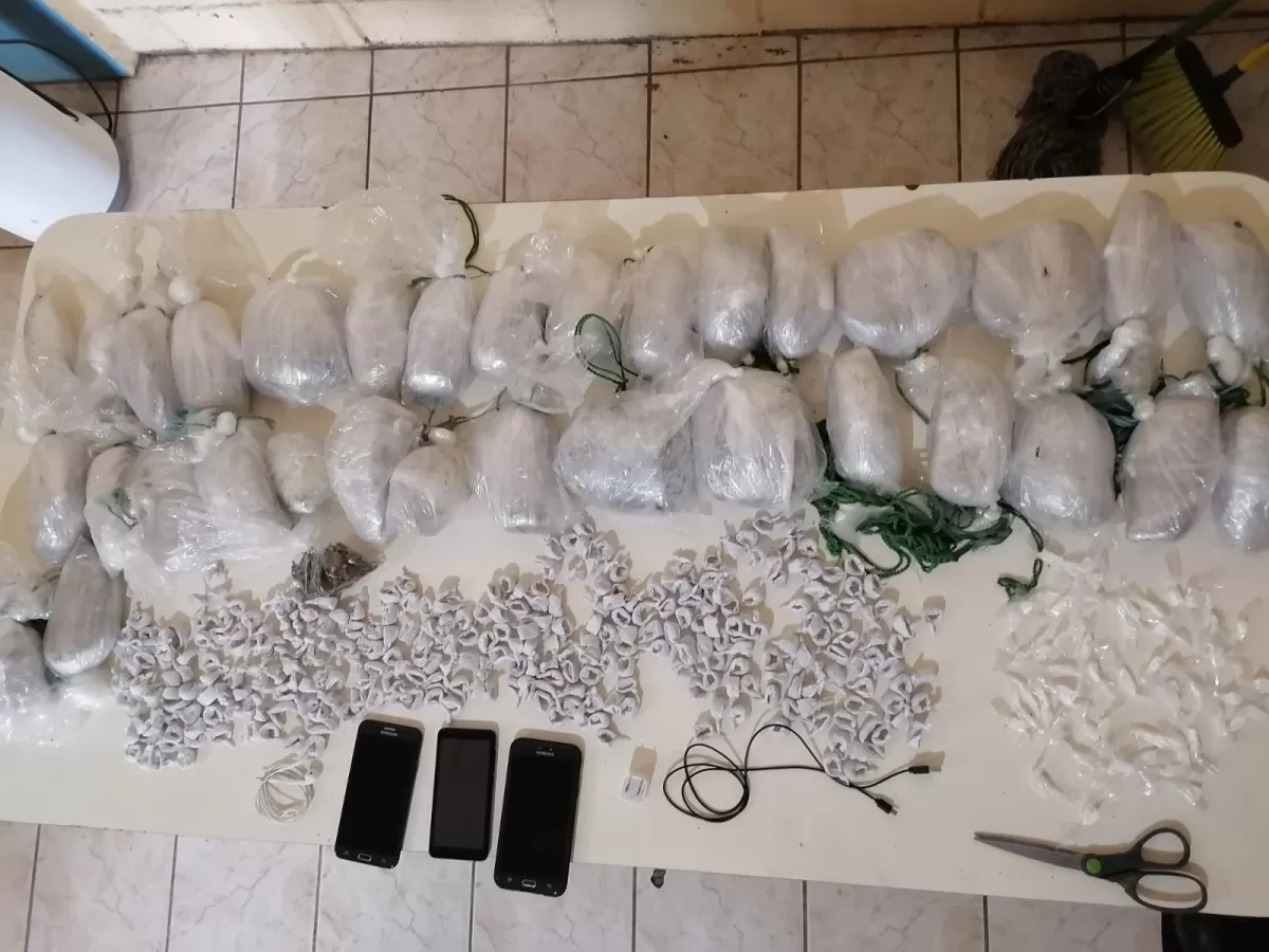 DPI decomisa 17 libras y 300 envoltorios de supuesta marihuana en centro penitenciario de Juticalpa