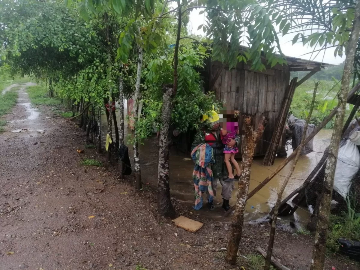 Evacuación de personas afectadas por la lluvia en Puerto Cortés