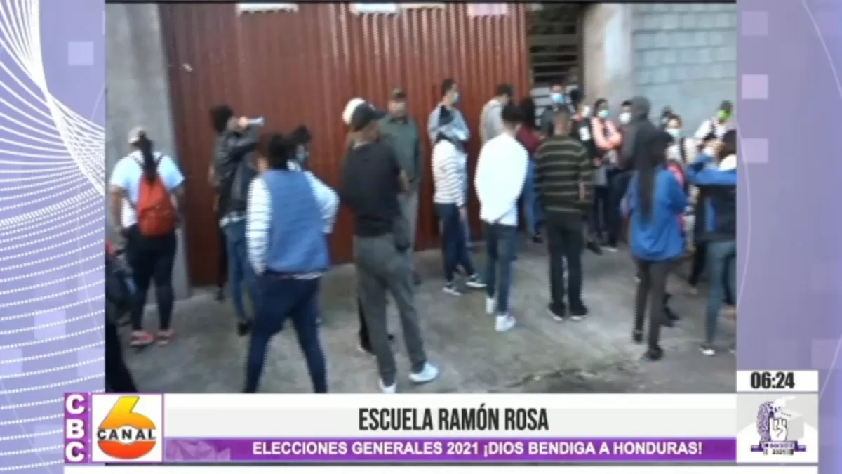 Miembros de las mesas electorales listos para ingresar a la Escuela Ramón Rosa