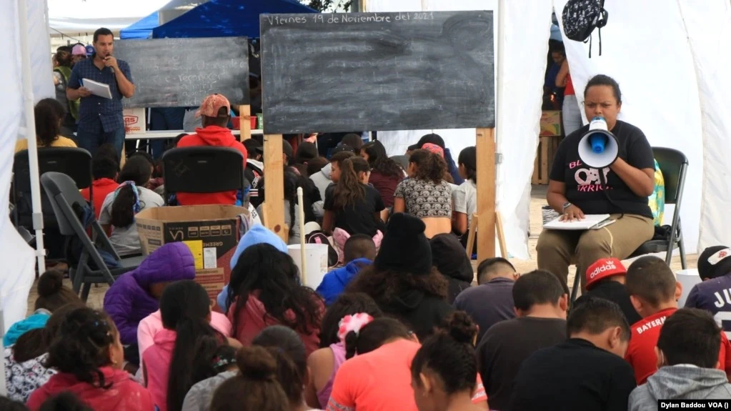Niños migrantes asisten a escuela improvisada en frontera EE. UU.