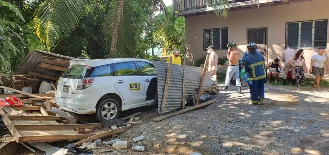 Vehículo golpea taxi y este cae sobre vivienda en Sandy Bay, Roatán, Islas de La Bahía