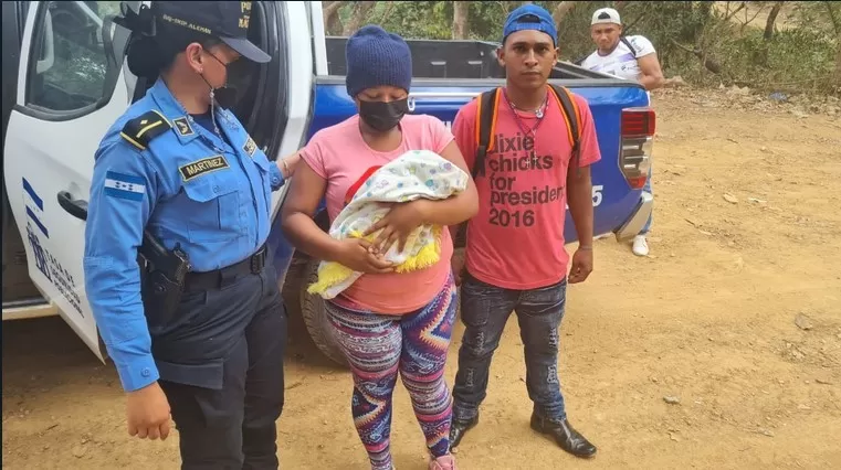 Agentes de la Policía Nacional trasladan a una joven a punto de dar a luz