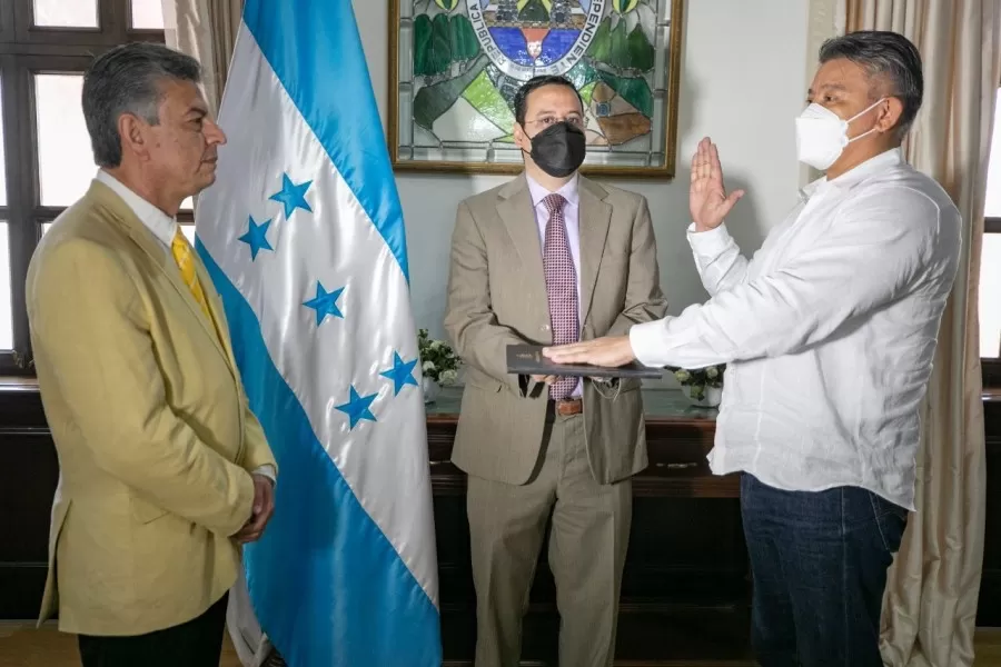Ministro de Gobernación juramenta a alcalde de San Pedro Sula Roberto Contreras1