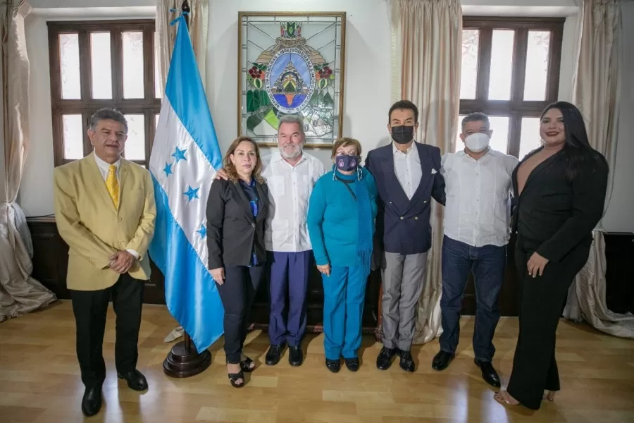 Ministro de Gobernación juramenta a alcalde de San Pedro Sula Roberto Contreras2