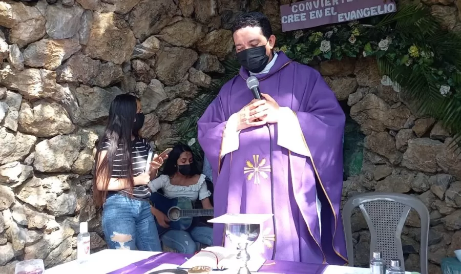 Miércoles de Ceniza Realizan la imposición de la cruz de ceniza en Santa Bárbara 02