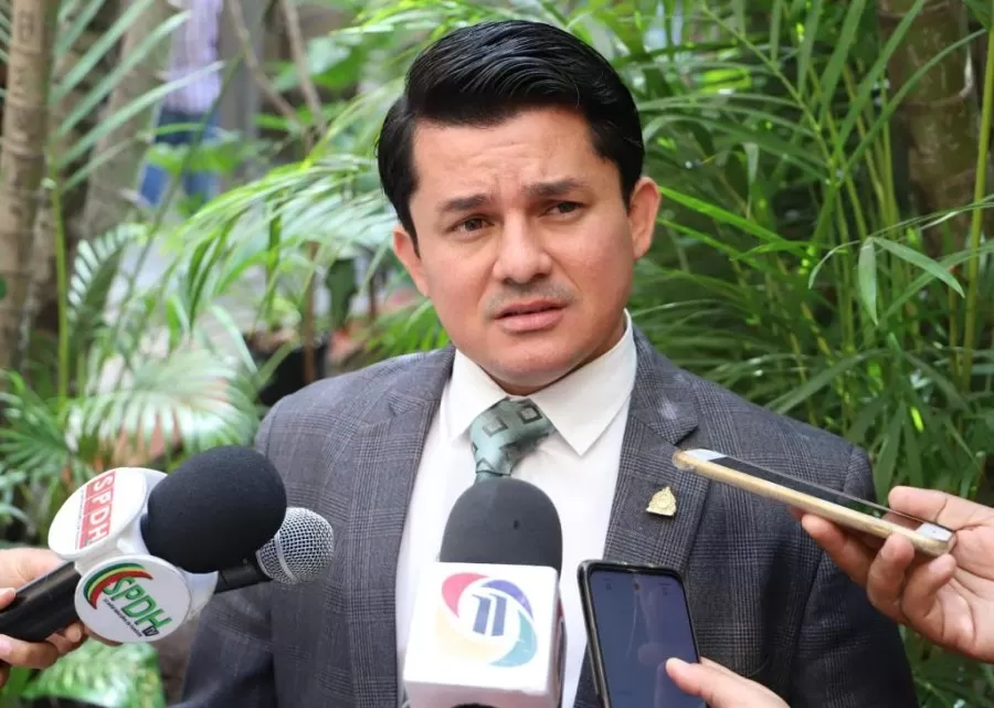 Prosecretario Fabricio Sandoval: “Médicos y enfermeros en primera línea tienen asegurada su plaza”