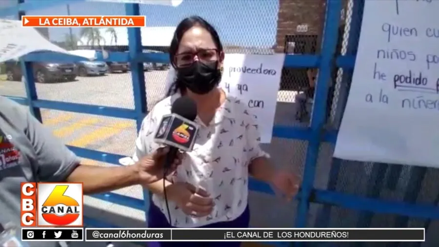 35 empleadas de la salud piden sus pagos atrasados en ciudad mujer de La Ceiba