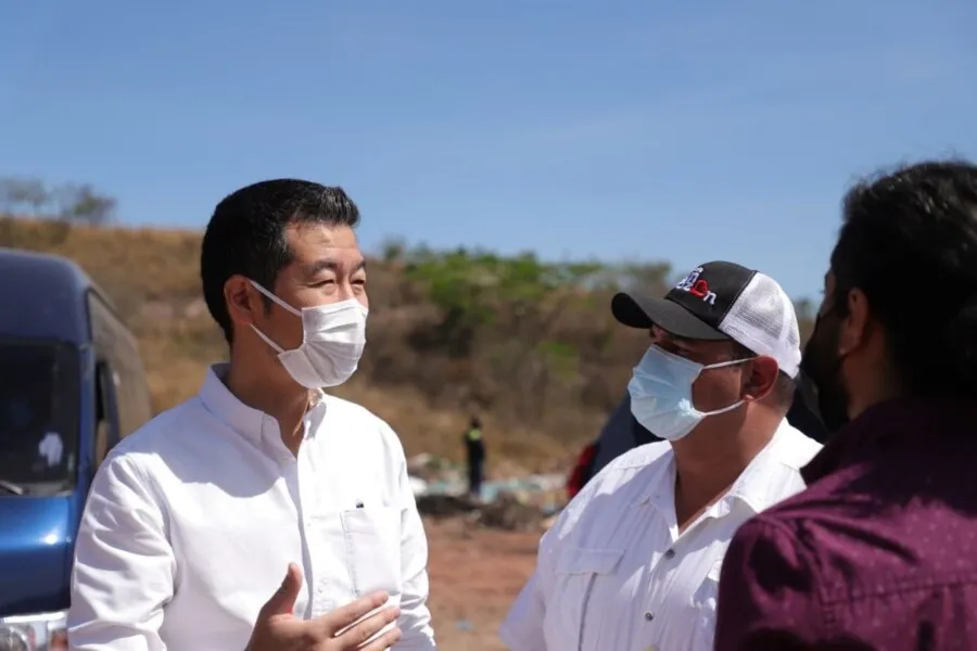 Alcalde de la AMDC y el Representante Residente de JICA visitan el relleno sanitario, específicamente la celda de residuos hospitalarios