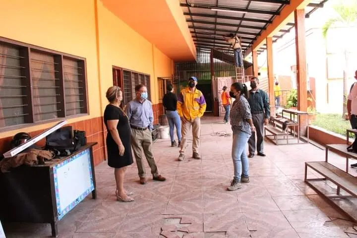Alcaldía de Comayagua reconstruye el techo y módulos sanitarios en la Escuela Rosa de Valenzuela y Ángel Antonio Vindel