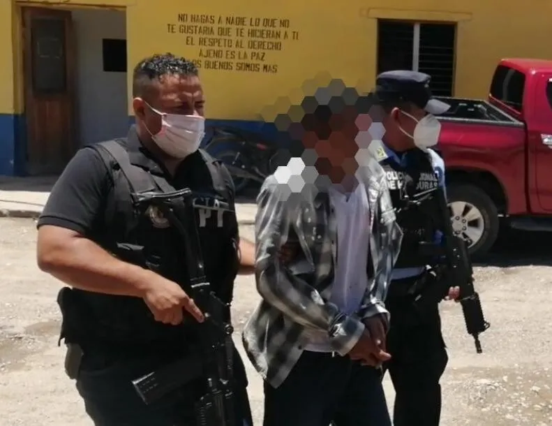 Capturan a hombre que le quitó la vida de varios hachazos a su compañera de hogar en Arenal, Yoro