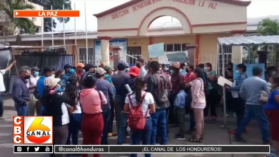 En La Paz, padres de familia inconformes con el cambio de directora del Centro Básico Francisco Morazán
