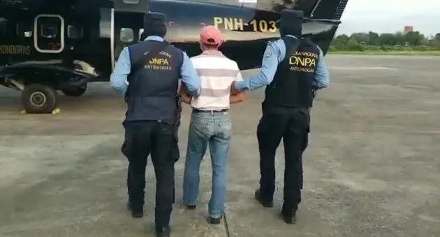 Policía Nacional remite vía aérea a sujeto detenido por el delito de tráfico ilícito de cocaína