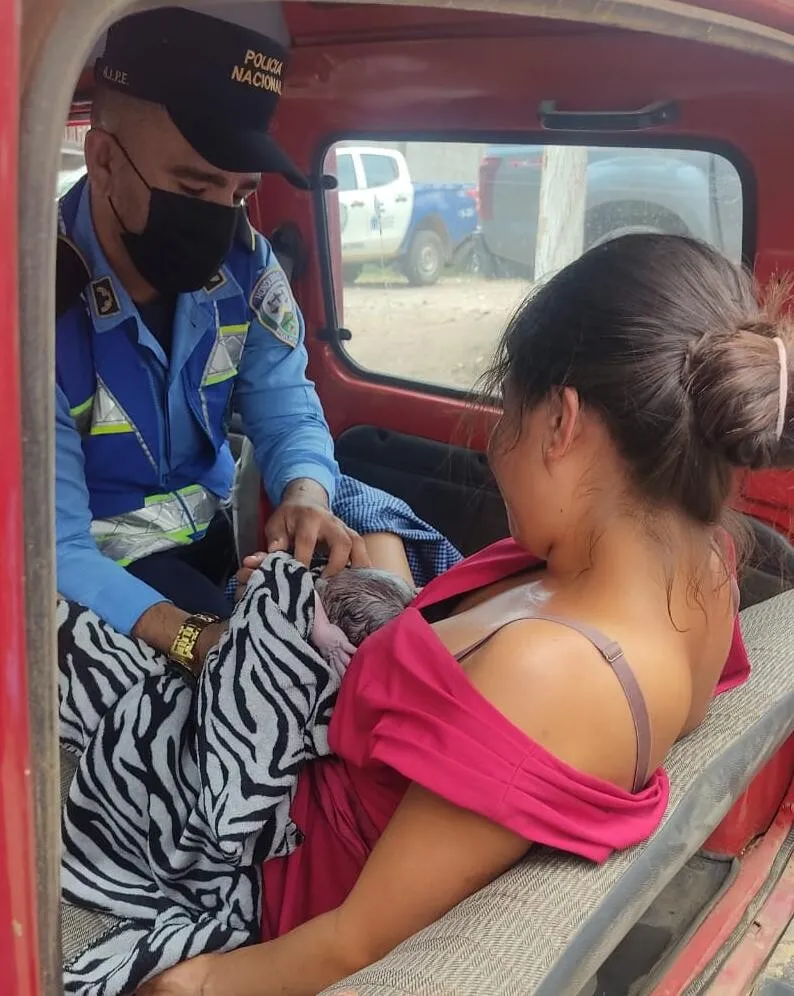 Producto de la toma de carreteras, mujer es auxiliada por policías  durante parto en el interior de un vehículo