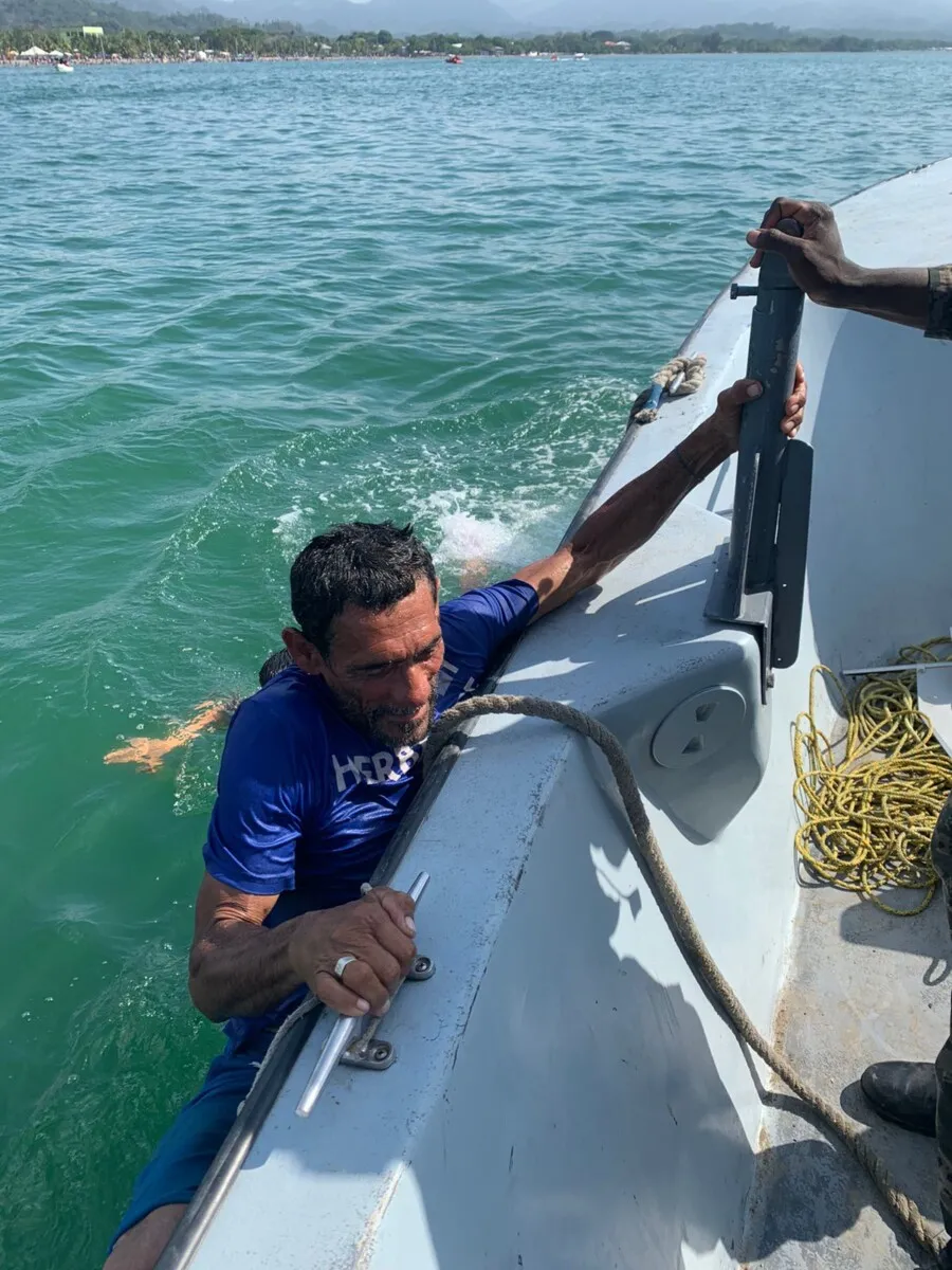 Sano y salva rescatan a hombre que se estaba ahogando en Puerto Cortés 02