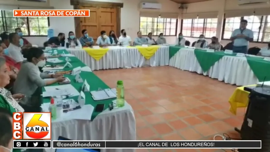 Alcaldes de los 23 municipios reunidos para fortalecer la niñez en Copán