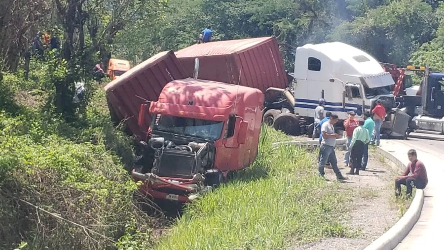 Dos vehículos pesados se accidentan en La Cuesta, Los Hornos de Veracruz, Copán