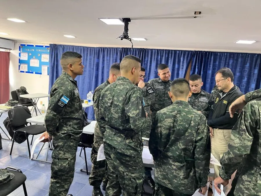 Oficiales de la Fuerza Naval reciben capacitación sobre procesamiento de la escena del delito