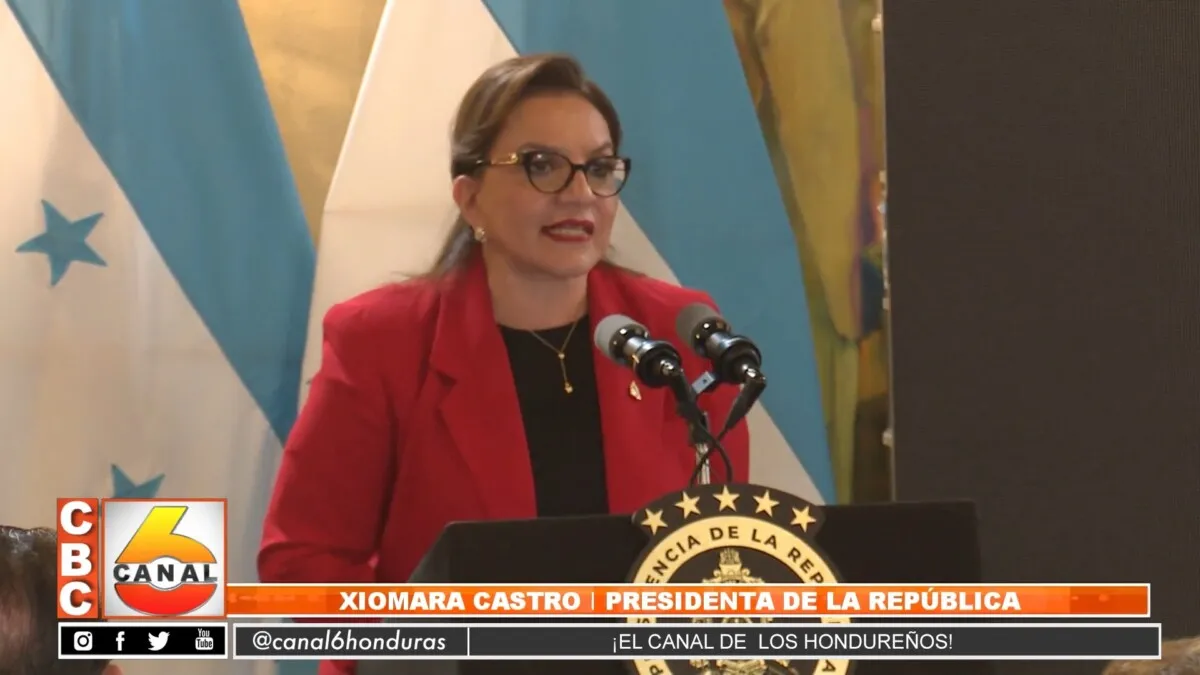 Presidenta Xiomara Castro entrega reconocimientos a periodistas