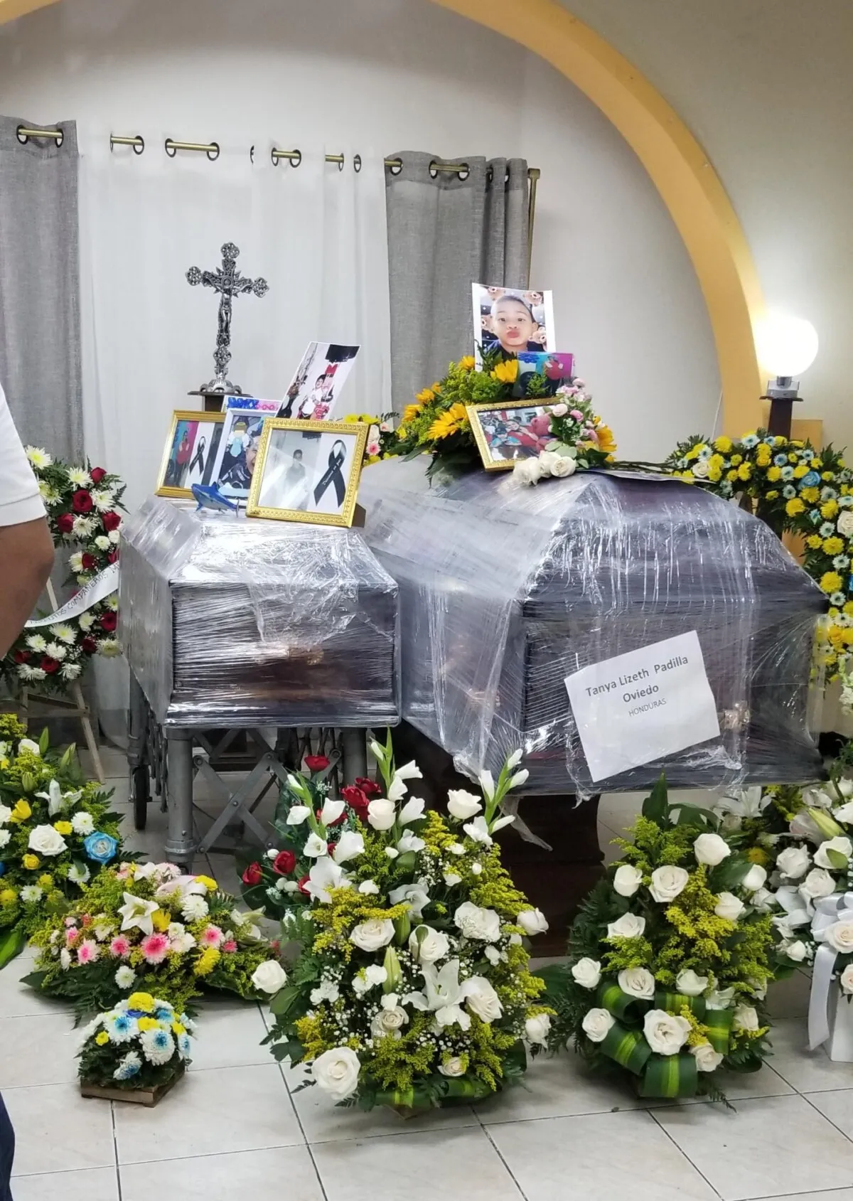 Velan cuerpos de madre e hijo que murieron en naufragio en Veracruz, México