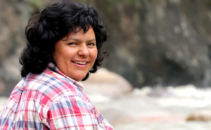 Vía decreto elevan a Berta Cáceres como heroína nacional
