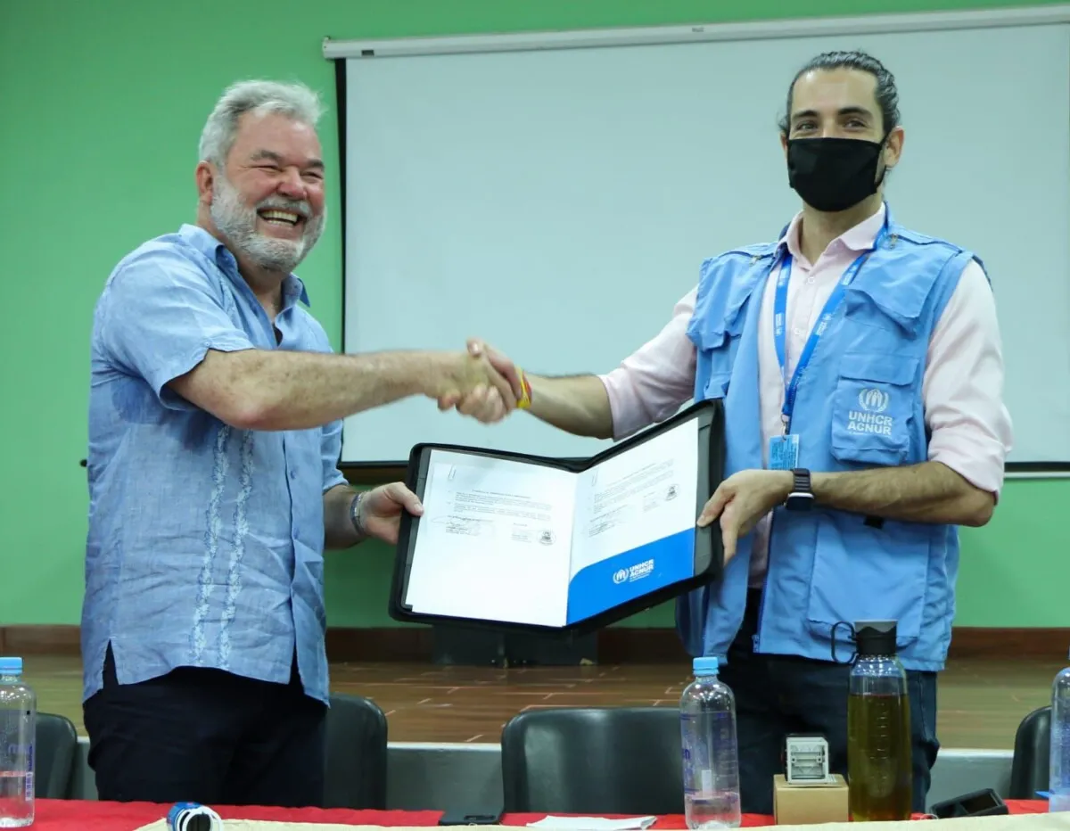Alcalde Roberto Contreras firma carta de entendimiento y recibe donación de insumos por parte de ACNUR