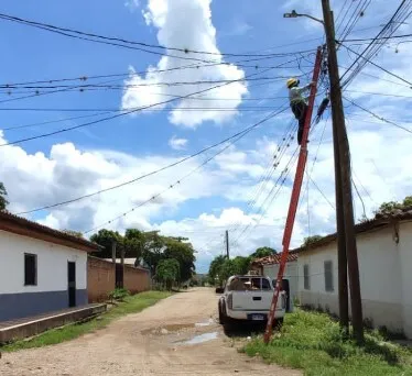 ENEE instala más de mil quinientas lámparas led en Olancho