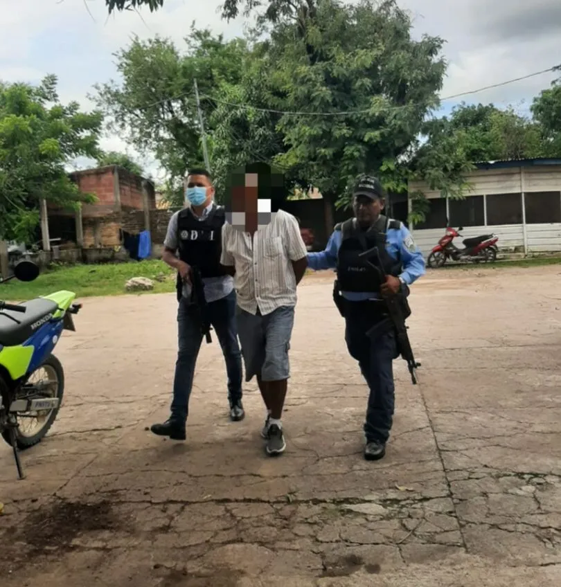 Funcionarios policiales detienen a  supuesto distribuidor de droga en Valle