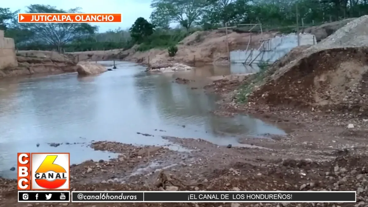 Habitantes de Juticalpa, Olancho construyen puente provisional