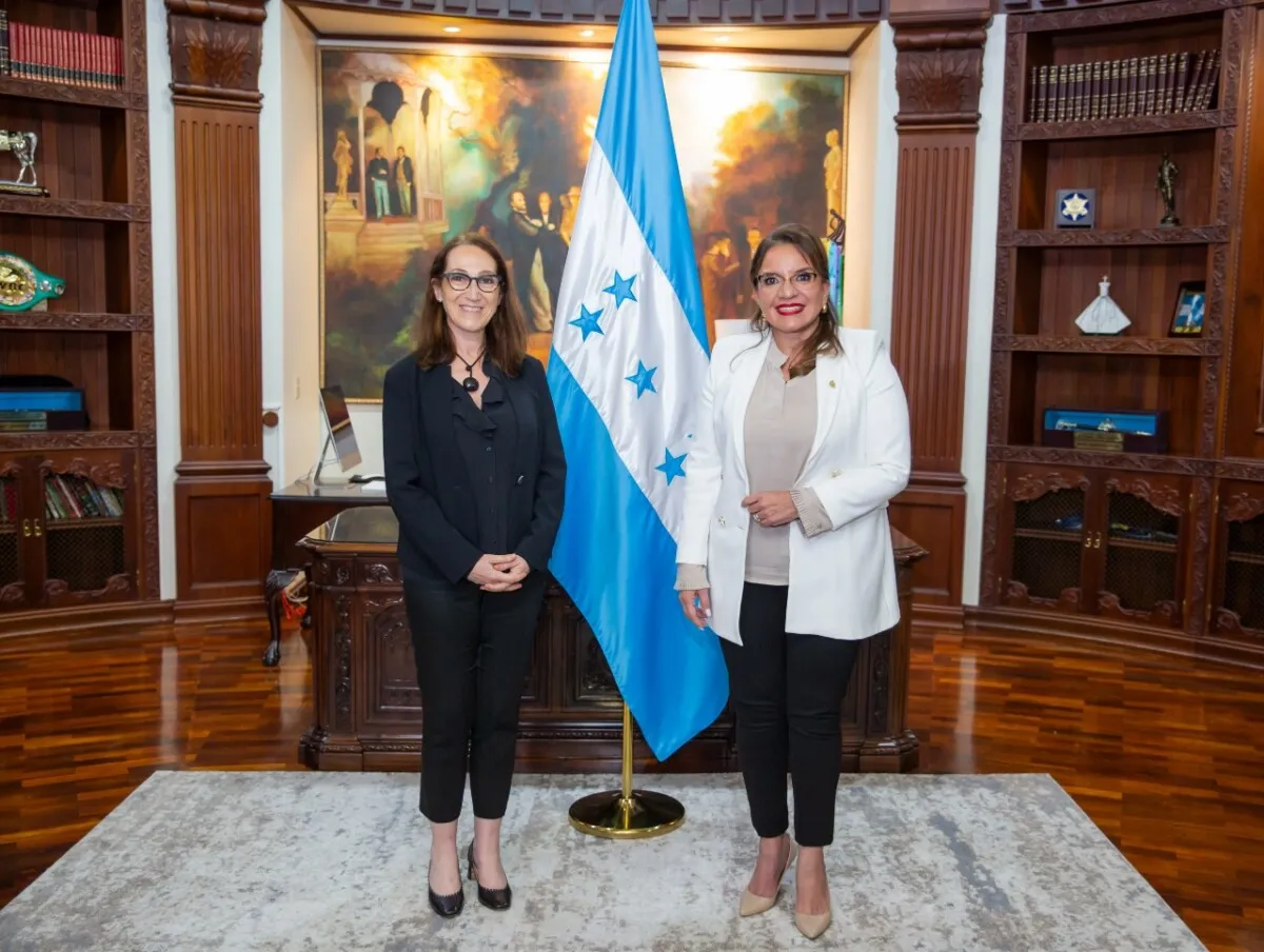 La galardonada hondureña al premio nobel de la Paz, la científica y microbióloga, María Elena Bottazi, es recibida en Casa Presidencial, por la presidenta Xiomara Castro