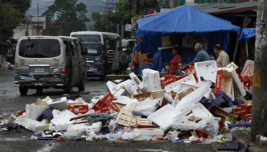 Multarán en San Pedro Sula con 20 mil lempiras a quienes lleguen a botar basura a los mercados