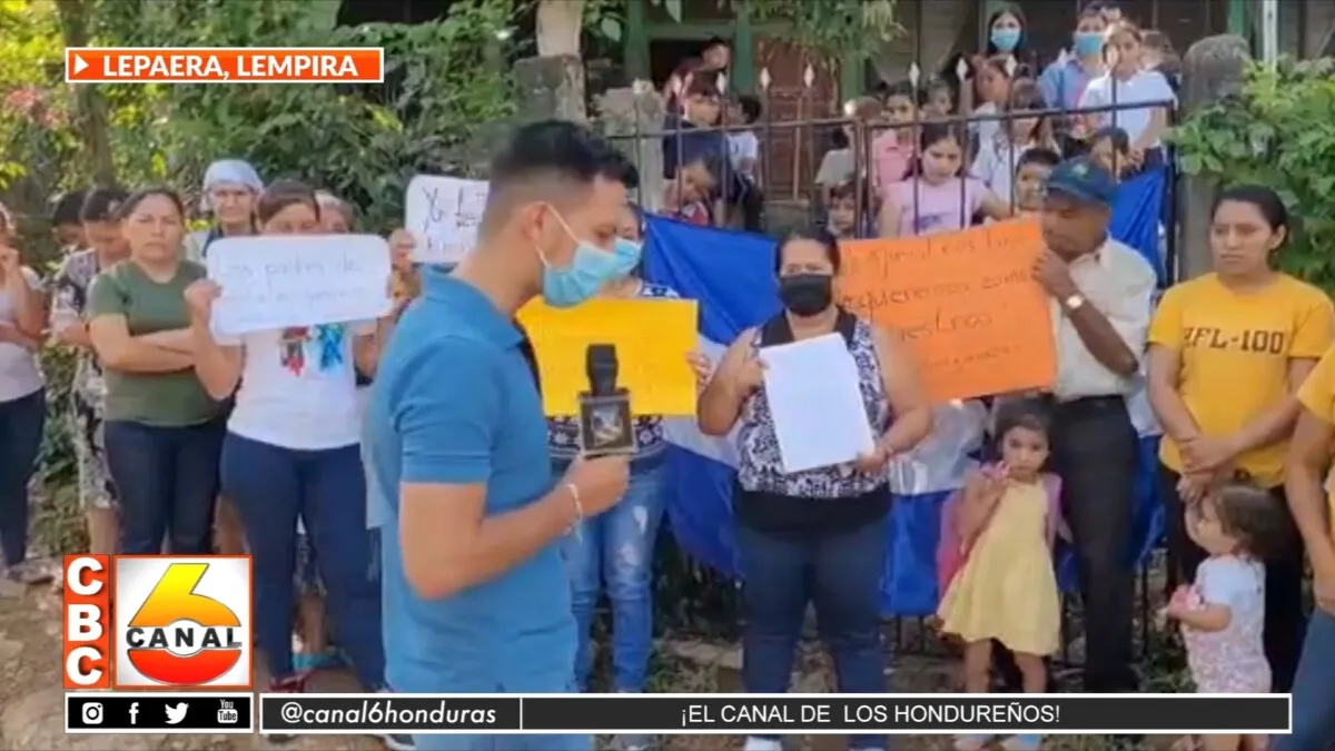 Protesta en la escuela de la comunidad de El Tablón en Lepaera, Lempira