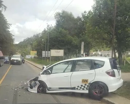 Dos personas lesionadas luego de choque entre taxi y un vehículo pesado tipo rastra en La Esperanza, Intibucá