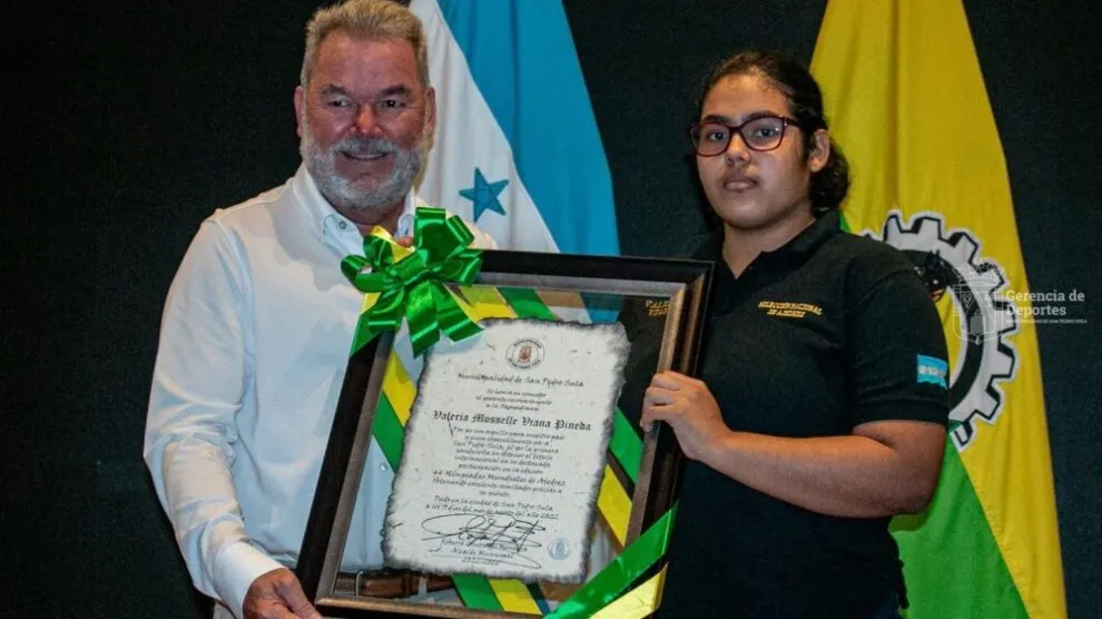 Alcalde Roberto Contreras entrega reconocimiento a Valeria Viana, campeona de ajedrez